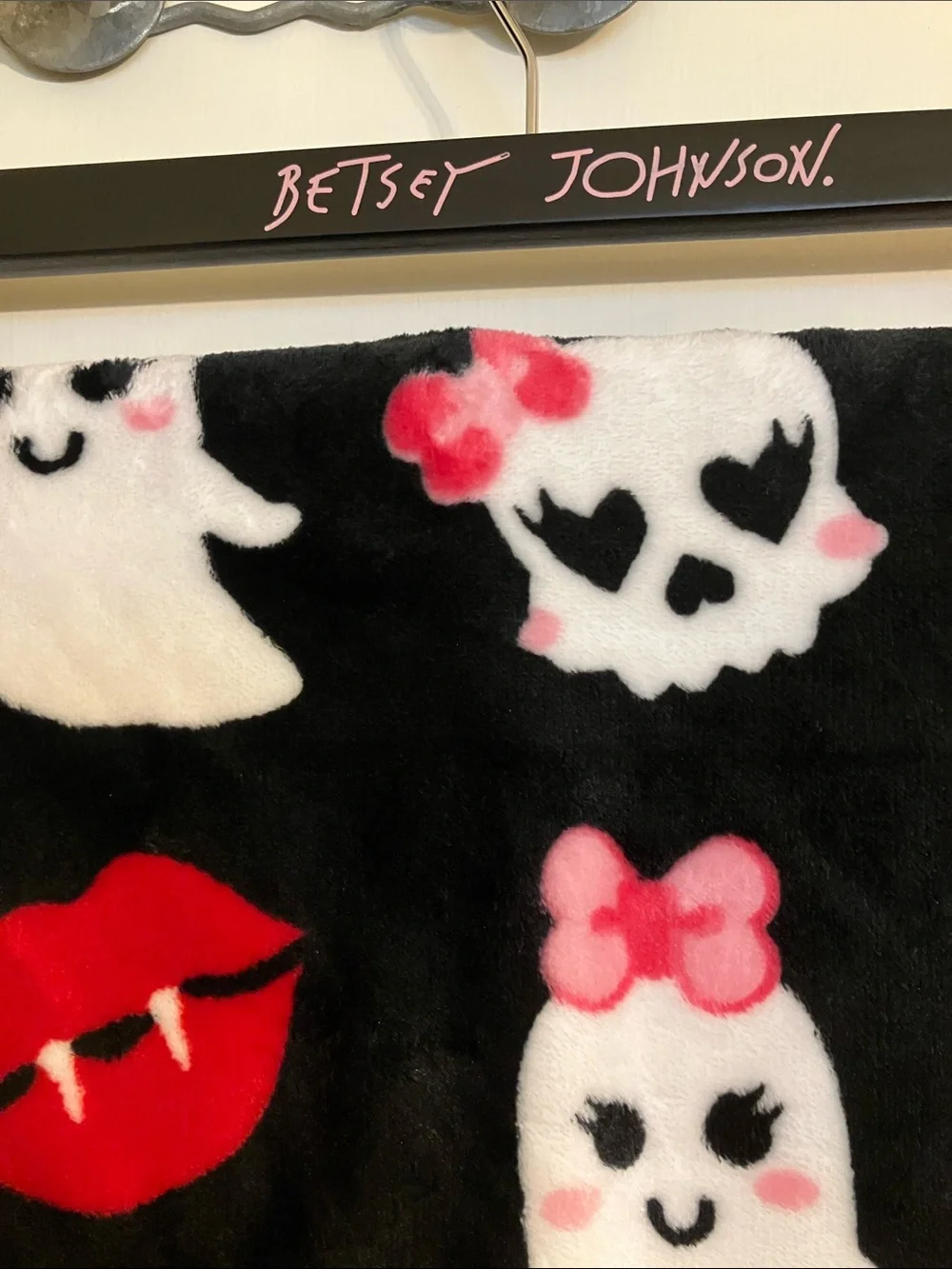💋Betsey Johnson adorable Halloween plush throw blanket ghosts skulls lips NWT